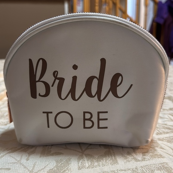 La Vie En Rose Bride to Be Makeup Bag and Eye Mask - Picture 3 of 4